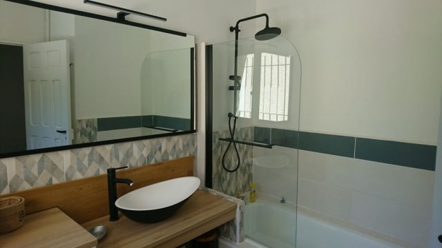 Salle de bain moderne et agréable